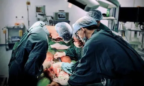 Hơn 4 giờ phẫu thuật, giữ lại chân cho chàng trai 17 tuổi