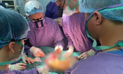 Nối chân đứt rời cho cô gái 19 tuổi sau va chạm với xe mô tô phân khối lớn