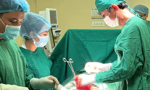 Đau mạn sườn đến bệnh viện phát hiện u xơ tử cung