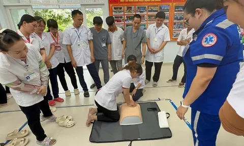 Chăm sóc sức khỏe toàn diện cho người yếu thế