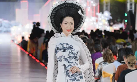 Vẻ đẹp "0 tuổi" của NSND Trịnh Kim Chi trong tà áo dài của NTK Đức Minh